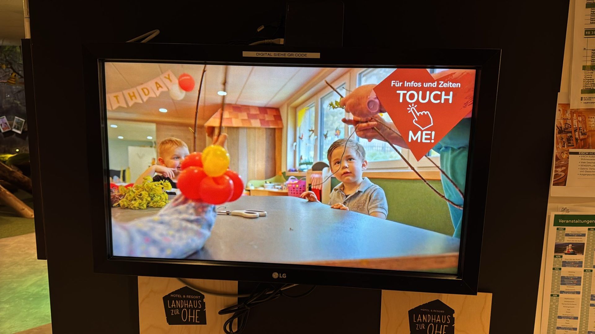 Interaktiver Offline Screen mit Touch-Me-Aufruf im Hotel